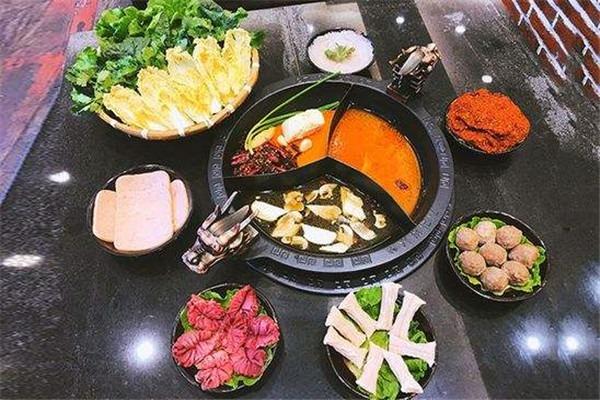 黃?；疱伒? /><p>黃牛火鍋店公司始終堅持為廣大的消費者提供重慶特色的毛肚火鍋，價格適中，讓更多的消費者能夠品嘗到老火鍋的味道。火鍋技術(shù)的研發(fā)被視為黃?；疱伒臧l(fā)展的根基和企業(yè)存在于社會的行業(yè)責任。味型上追求重慶老火鍋的醇香厚實。在不使用任何香料的情況下，選用優(yōu)質(zhì)原輔材料，按獨特自有工藝嚴格量化炒制標準，突出老火鍋麻辣鮮香的復合本香味。這種純正環(huán)保的老火鍋，不僅對人體有上好的理</p><p>用，而且能讓用餐者產(chǎn)生越吃越想吃、幾天不吃就嘴饞的感覺， 能的長期鎖定消費者。公司始終堅持用心為消費者提供更加美味的食品，為消費者提供健康美味，特色營養(yǎng)的美食，成為當前非常受歡迎的火鍋。黃?；疱伒曜鳛橐患曳浅＞哂刑厣幕疱伒辏疽苍诓粩嗟膱猿謩?chuàng)立，為廣大消費者提供不一樣的火鍋產(chǎn)品。</p>
                </div>
                <div   id=