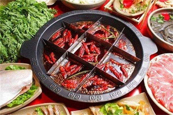 潮?；疱? /><p>潮?；疱伋幸u歷史自有工藝，嚴(yán)選食材，香料等原生態(tài)產(chǎn)物，采取制作配料，精心熬制。白象街還擁有專(zhuān)門(mén)合作的大型牛羊肉屠宰、蔬菜生長(zhǎng)加工基地，海鮮24小時(shí)空運(yùn)，調(diào)料選用嚴(yán)格。并且潮牛火鍋還從湯底口味、蘸料組方、肉品分割、配食開(kāi)發(fā)到菜品擺盤(pán)，與時(shí)俱進(jìn)的推陳出新，強(qiáng)化店面的菜品口味和產(chǎn)品的更新升級(jí)。</p><p>潮?；疱侀_(kāi)啟互聯(lián)網(wǎng)+模式，線上接單，線下迎客，雙線經(jīng)營(yíng)，不受地段限制，客源不受限制。而且靈活選址，小區(qū)附近、學(xué)校、商場(chǎng)、步行街、商城、寫(xiě)字樓等都可以立店經(jīng)營(yíng)。四季都可吃，好吃不上火，公司聚餐、朋友小聚、家庭派對(duì)，情侶約會(huì)都是個(gè)不錯(cuò)的選擇。</p><img src=