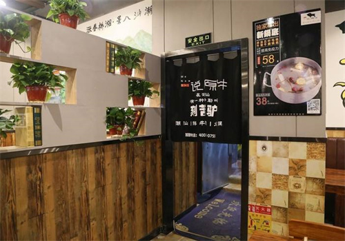 說原?；疱? /><p>說原?；疱伷浯?，就是確保肉質(zhì)的新鮮，說原牛火鍋一律不允許隔夜的牛肉上餐桌，必須都是每天新宰殺的潮汕牛肉火鍋。精湛的刀功、刀法，讓每一片切出來的牛肉都更多、更薄，下鍋之后成熟更快、更有嚼勁。為確保口感，每一片肉片都要符合標(biāo)準(zhǔn)，薄厚標(biāo)準(zhǔn)都恰到好處，而掌握的尺度，就游走在大廚精湛的刀鋒之上，從每一道擺盤來看，大廚刀法顯而易見，脖仁、吊龍肉、五花腱、肥胼、牛肉丸、牛筋丸及鮮嫩牛舌，都能一次吃到。</p><p>說原牛火鍋要確保自己的新鮮美味，就得在原料上花些功夫，不然人們覺得不新鮮就很難再消費(fèi)，運(yùn)用現(xiàn)殺現(xiàn)切的牛肉，確保少量的水分流失，每天精選川貴陜西等地的放養(yǎng)土黃牛，當(dāng)天郊外牧場宰殺后。說原?；疱伈捎每者\(yùn)方式送到餐廳，這樣確保了新鮮度，受到大家信賴。</p>
                </div>
                <div   id=