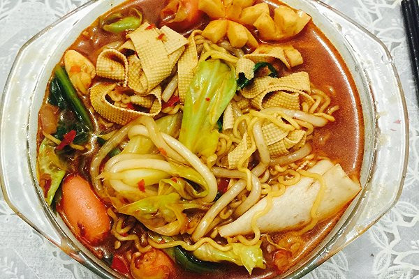 時尚紅唇麻辣燙