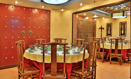 金源福城肥?；疱? /><p>無(wú)論是秋冬還是春夏，金源福城肥?；疱伿冀K如一地把產(chǎn)品質(zhì)量視為企業(yè)的生命，把顧客當(dāng)作衣食父母，不斷研發(fā)和創(chuàng)立，以一顆感恩的心服務(wù)顧客，服務(wù)社會(huì)，踐行著自己做一個(gè)有社會(huì)責(zé)任感的企業(yè)使命。金源福城肥?；疱伒脑线x用魯西黃牛，這個(gè)品種的牛原產(chǎn)于山東省西南部，北至黃河，南至黃河故道，東至京杭運(yùn)河兩岸的三角平原地帶，主要分布于曹縣、巨野、鄆城、鄄城等地，濟(jì)寧市的梁山、嘉祥等縣也有少量分布。作為金源福城肥?；疱伻忸惖闹饕贩N，魯西黃牛，體大力壯，耐粗飼，抗病力強(qiáng)，皮薄骨細(xì)，產(chǎn)肉率高，脂肪分布均勻，肌纖維細(xì)，肉質(zhì)鮮嫩，沉淀脂肪明顯形成大理石花紋，具有無(wú)可比擬的良種優(yōu)勢(shì)。</p><p>金源福城肥牛火鍋的牛肉品經(jīng)過現(xiàn)代化的排酸工藝和后成熟技術(shù)處理，軟化了纖維質(zhì)，改變了酸堿度，使肉質(zhì)肥而不膩、瘦而不柴、鮮嫩多汁、香醇味美、利于消化、易于吸收，營(yíng)養(yǎng)價(jià)值極高，是美容、養(yǎng)顏之佳品。魯西黃牛是“口感勝過海味，營(yíng)養(yǎng)壓遍山珍”的世紀(jì)綠色食品。金源福城肥?；疱伾a(chǎn)基地占地200畝，加盟近億元，存欄肉牛3萬(wàn)頭，可實(shí)現(xiàn)年宰量10萬(wàn)頭，是農(nóng)業(yè)產(chǎn)業(yè)化重點(diǎn)龍頭企業(yè)，產(chǎn)品順利了綠色食品認(rèn)證和無(wú)公害食品認(rèn)證。為提高/增加全國(guó)品牌、形象統(tǒng)一，所有加盟店的牛肉產(chǎn)品均從山東快運(yùn)、空運(yùn)，用特許經(jīng)營(yíng)創(chuàng)立二十一世紀(jì)綠色餐飲品牌，以其成功經(jīng)營(yíng)的現(xiàn)代化連鎖經(jīng)驗(yàn)厚積薄發(fā)，立足南陽(yáng)，面向全國(guó)，啟動(dòng)肥牛火鍋餐飲連鎖特許經(jīng)營(yíng)體系，力創(chuàng)火鍋牛品牌。金源福城肥?；疱佒蛔鰧I(yè)的火鍋、涮肉美食，鮮香麻辣，樣樣都是好吃美味的選擇。目前公司正在招募加盟商，有興趣的朋友一起看看吧！</p>
                </div>
                <div   id=