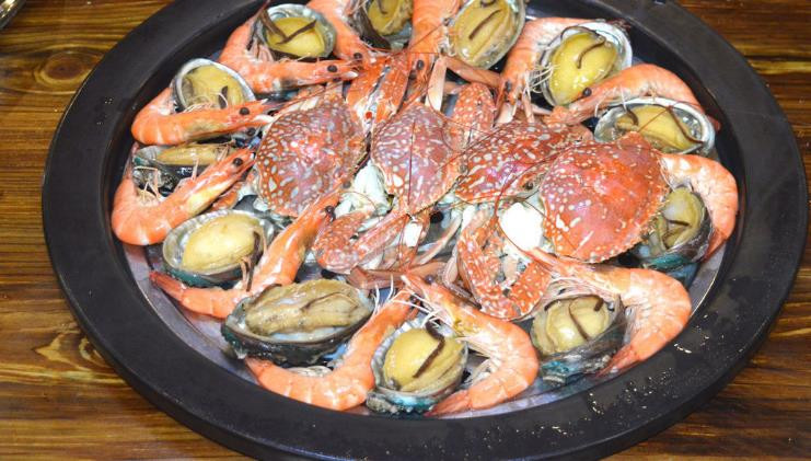 灶臺(tái)蒸海鮮