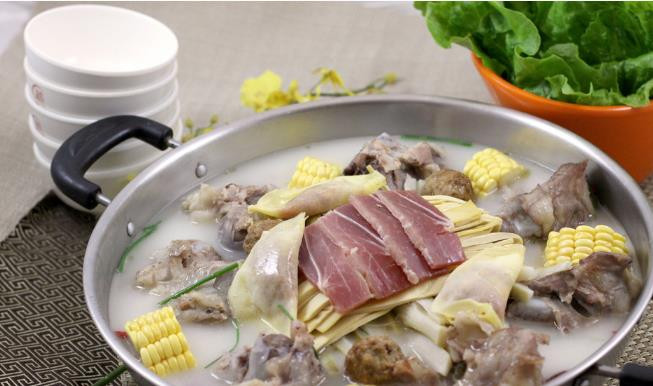 喧龍?zhí)没疱? /><p>喧龍?zhí)没疱伈捎冒倌曜孕醒兄频淖杂泄に嚪ò緶?，多種風(fēng)格可任由顧客選擇，湯底特含中藥食材，美味又養(yǎng)生，我們擁有行業(yè)內(nèi)全面的原料生產(chǎn)商，膃完善、完整的核心技術(shù)，為消費者呈現(xiàn)圓滿的口感。食客可以根據(jù)自己的喜好選擇不同口味，味道各異，讓人百吃不厭，欲罷不能，喧龍?zhí)没疱佁攸c的加工技術(shù)，</p><p>喧龍?zhí)没疱佉砸?guī)?；?jīng)營為中心，形成了完善的統(tǒng)一采購、各省市配送相結(jié)合的企業(yè)支撐體系。同時，在新品與調(diào)味品研發(fā)方面不斷進取和創(chuàng)立。創(chuàng)立是對于產(chǎn)品管理的重要原則。入味非凡，百種菜品，都可以進行神奇演繹，而且制作方便快捷，喧龍?zhí)没疱伓松蟻砭湍芰⒖滔碛?喧龍?zhí)没疱仦橄M者提供了多種自由選擇，自投入市場以來，就聚集了無數(shù)回頭客，除了好吃，它還兼具養(yǎng)生結(jié)果，因此受到了廣泛的喜愛。喧龍?zhí)没疱佋诤芏鄥^(qū)域都能順利開店，并能迅速聚攏人氣，讓你迅速獲得豐厚的實現(xiàn)目標(biāo)。</p><img src=